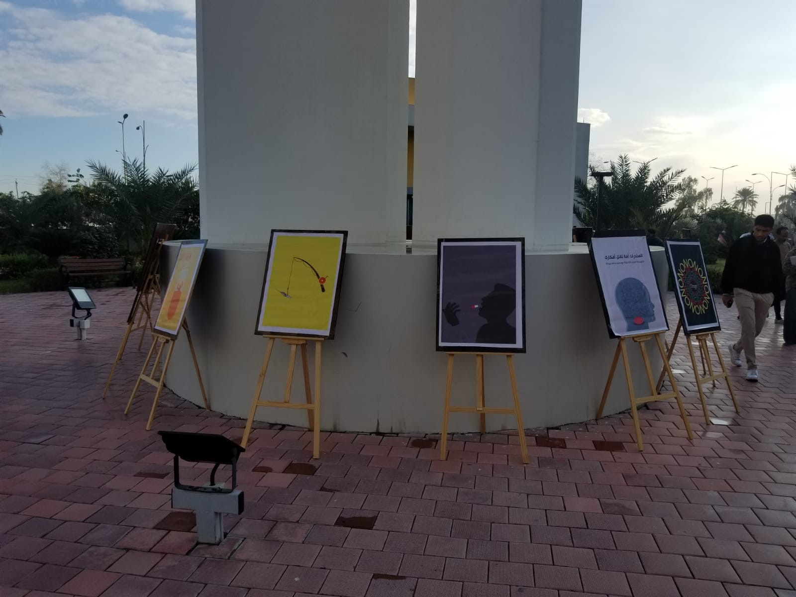 معرض للبوستر في باحة الجامع