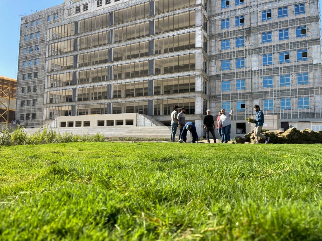  باشرت الكوادر الهندسية بزراعة الحدائق الخاصة بمجمع كلية آشور الجامعة 