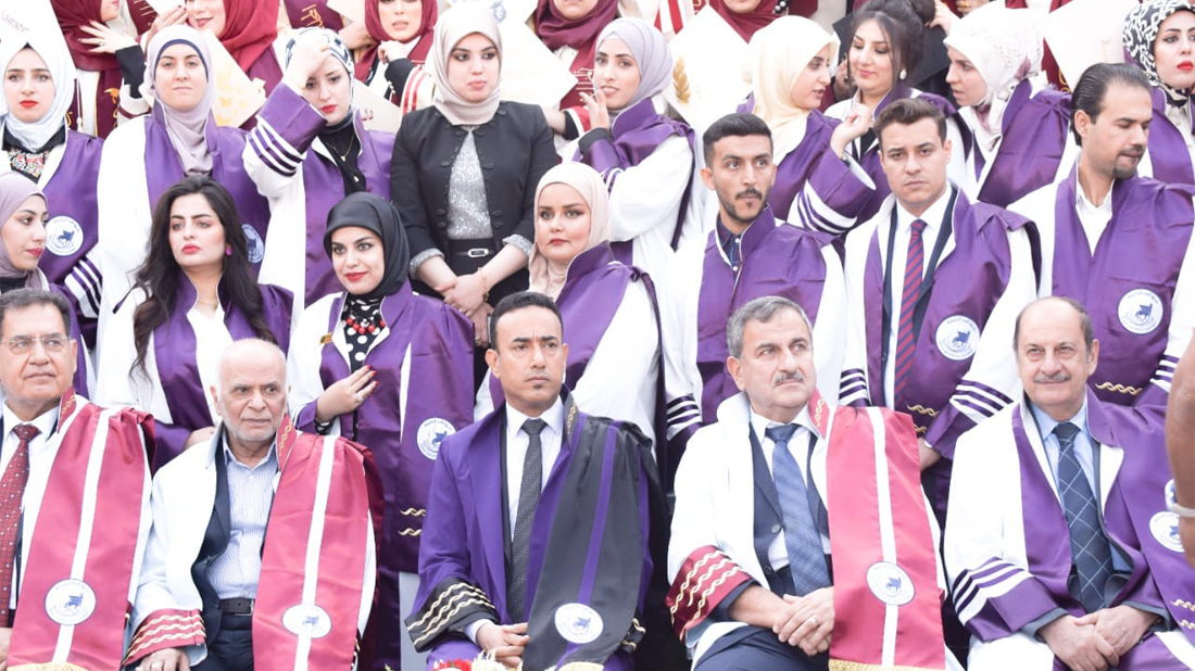كلية آشور الجامعة تحتفل بالتقاط صور التخرج