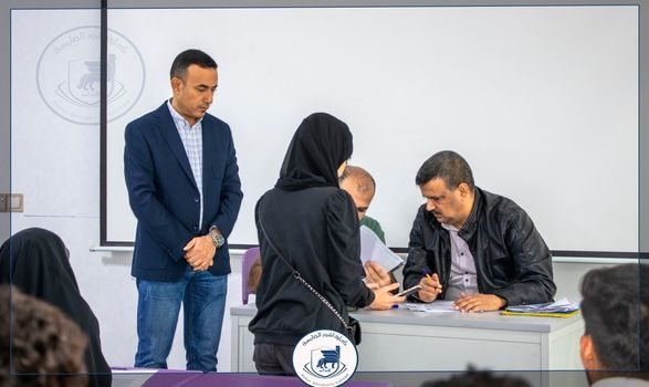 مقابلة المتقدمين على المنحة المجانية.