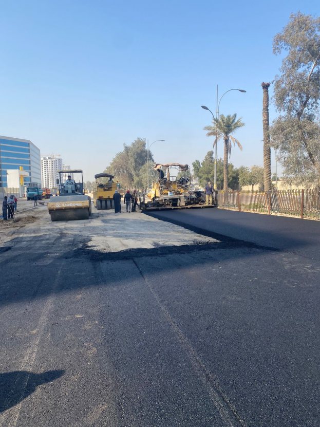 البدء باكساء وتبليط الطريق الخارجي لكلية آشور الجامعة