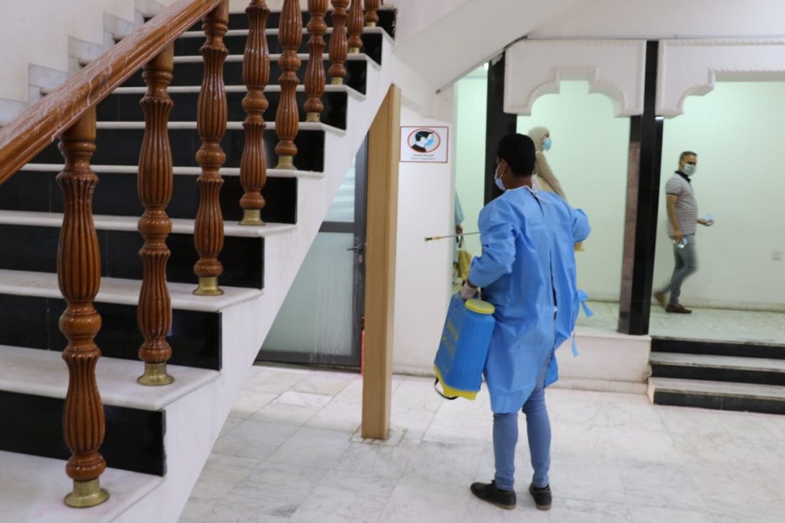 إجراء عملية تعفير في كلية اشور